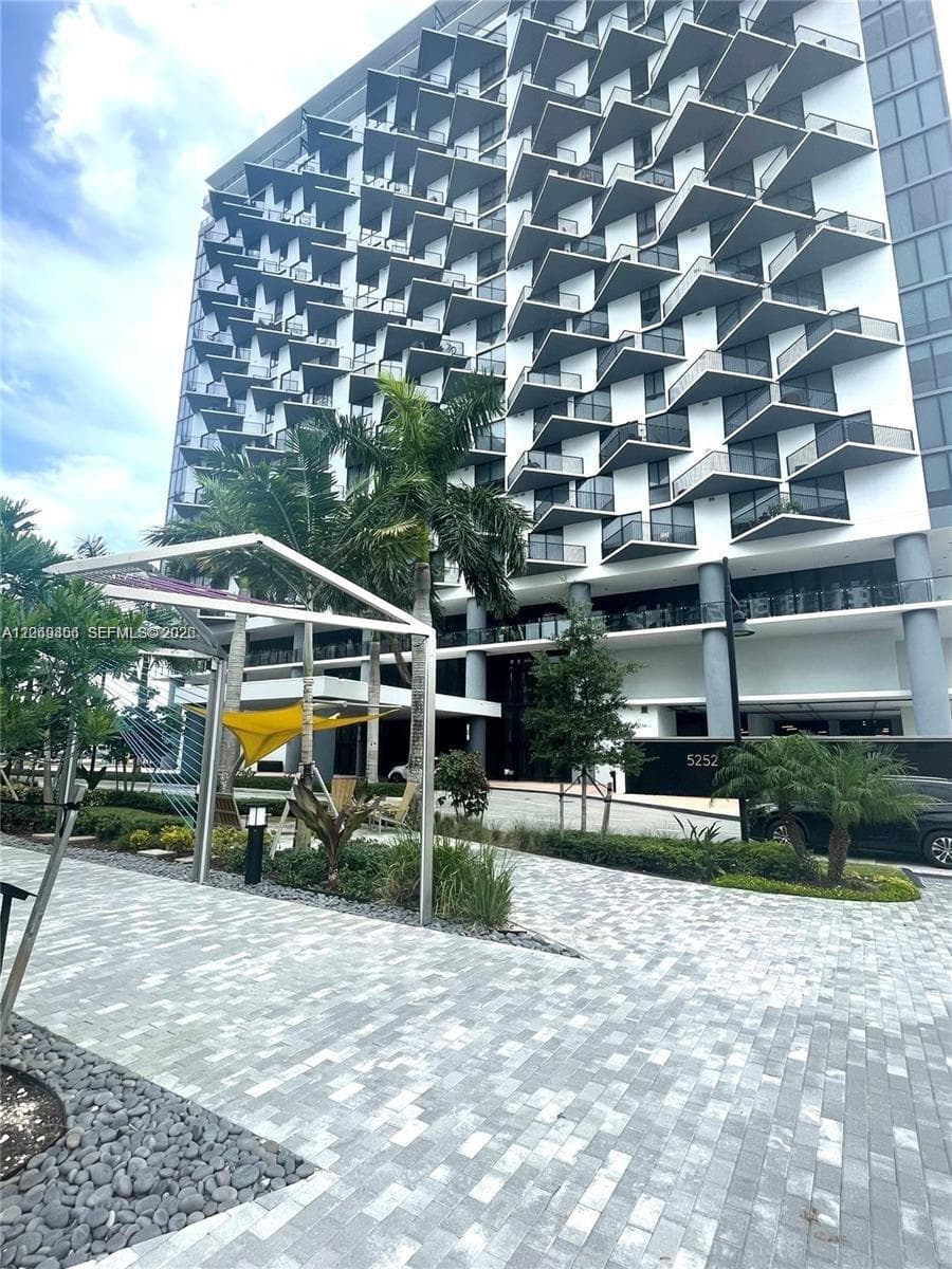 Condominium at 5252 NW 85th Ave # 1608, Doral FL 33166