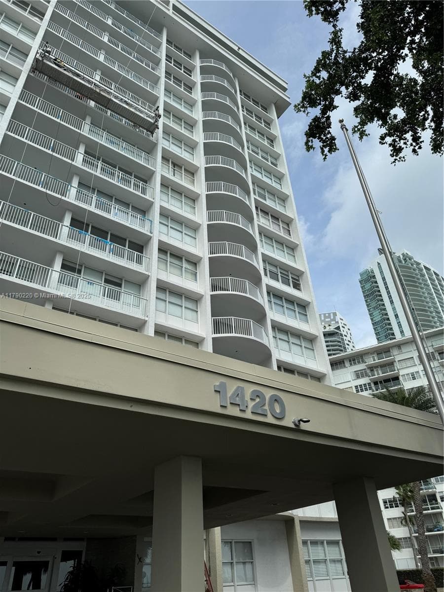 Condominium at 1420 Brickell Bay Dr, Miami FL 33131