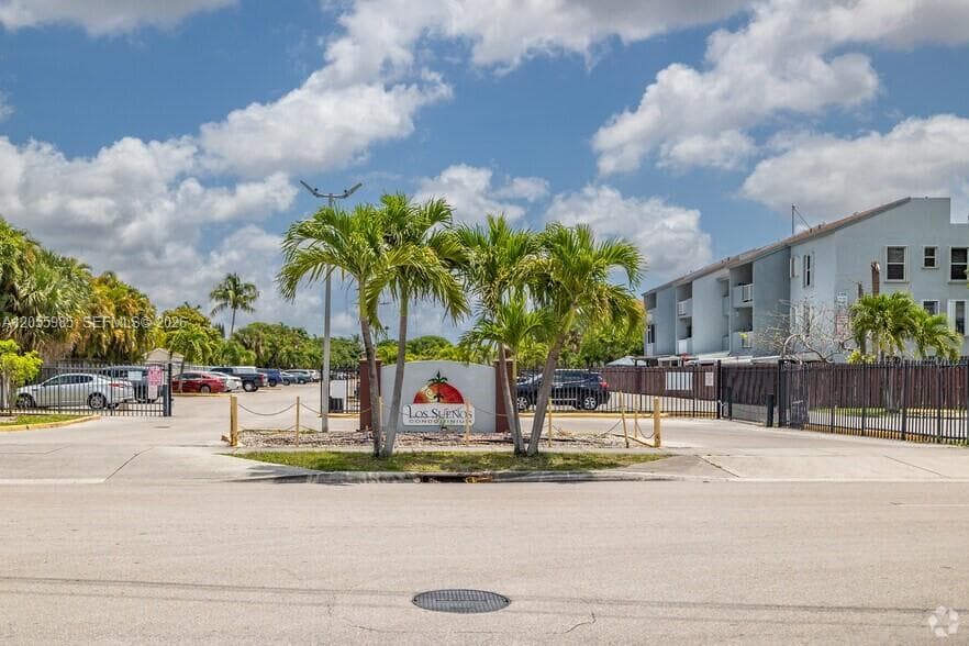 Condominium at 1725 W 60th St # F202, Hialeah FL 33012