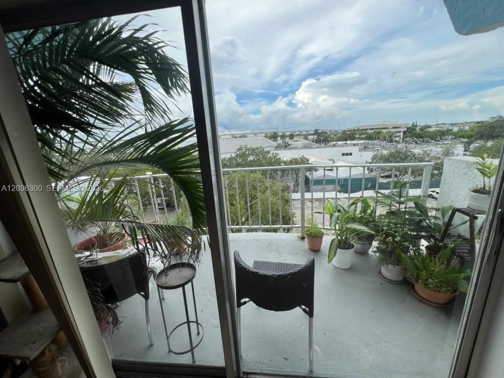 Condominium at 486 NW 165th St Rd # 603, Miami FL 33169